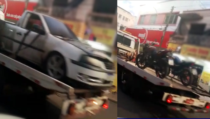 Veículos queimados sendo levados ao depósito do guincho