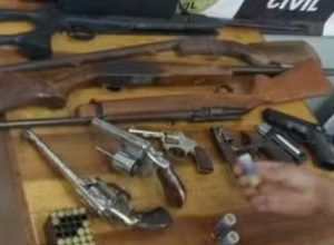 Armas e munição apreendidas na casa de empresário suspeito de manter a própria família em cárcere em Santana do Livramento — Foto: Polícia Civil/Divulgação