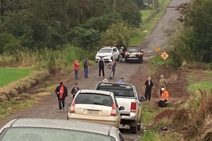 Corpo foi encontrado por moradores na beira de uma estrada, no interior do município