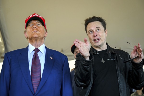 O presidente eleito Donald Trump ouve Elon Musk enquanto chega para assistir ao lançamento de teste do mega foguete Starship da SpaceX, a partir da Starbase em Boca Chica, Texas, em 19 de novembro de 2024. — Foto: Imagem: Brandon Bell/Associated Press