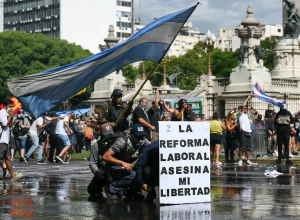 Votação ocorreu em meio a violentos confrontos entre forças de segurança e manifestantes nos arredores do Congresso
Foto : LUIS ROBAYO / AFP